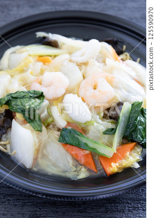 美味的海鮮炒麵，醬汁濃稠 125590970