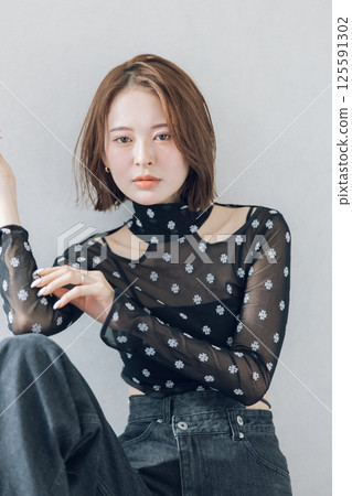 一位年輕女士的時尚形象 125591302