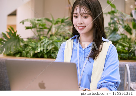 A woman who works in a shared office 125591351