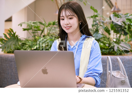 在共享辦公室工作的女性 125591352