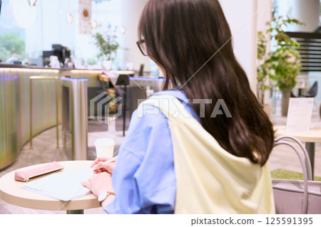 A woman who works in a shared office 125591395