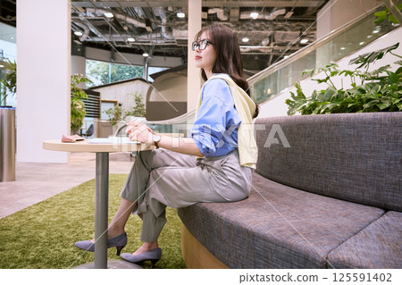 在共享辦公室工作的女性 125591402