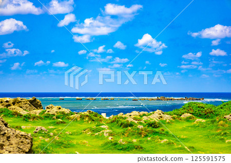 A tropical vacation at a famous tourist spot in Miyakojima: the blue sea, tsunami stones, tsunami rocks, and coral reefs of Higashi-Hennasaki (Miyakojima City, Okinawa Prefecture) 125591575