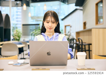 在共享辦公室工作的女性 在共享辦公室工作的女性 125591914