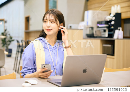 在共享辦公室工作的女性 在共享辦公室工作的女性 125591923