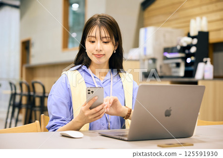 在共享辦公室工作的女性 125591930