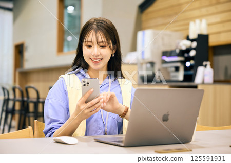 A woman who works in a shared office 125591931