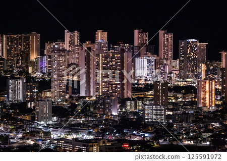 從夏威夷坦塔羅斯山欣賞檀香山的夜景 從夏威夷坦塔羅斯山欣賞檀香山的夜景 125591972