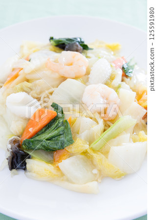 美味的海鮮炒麵,醬汁濃稠 美味的海鮮炒麵,醬汁濃稠 125591980