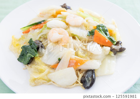 美味的海鮮炒麵，醬汁濃稠 125591981