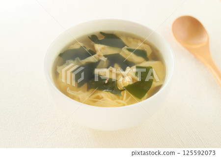 簡單的湯！雞蛋海藻清湯 125592073