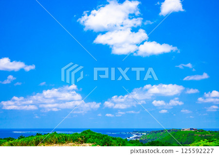 A tropical vacation at a famous tourist spot in Miyakojima: the blue sea, tsunami stones, tsunami rocks, and coral reefs of Higashi-Hennasaki (Miyakojima City, Okinawa Prefecture) 125592227