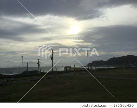 鎌倉和江之島健行2023：由比濱海灘的日落 125592426