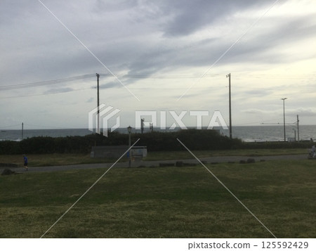 鎌倉和江之島步行2023從草山頂上看到的由比濱海灘 鎌倉和江之島步行2023從草山頂上看到的由比濱海灘 125592429