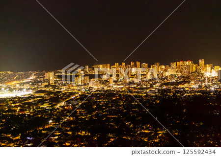從夏威夷坦塔羅斯山欣賞檀香山的夜景 從夏威夷坦塔羅斯山欣賞檀香山的夜景 125592434