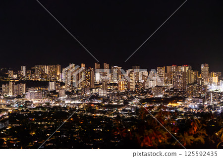 從夏威夷坦塔羅斯山欣賞檀香山的夜景 從夏威夷坦塔羅斯山欣賞檀香山的夜景 125592435