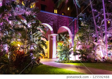 夏威夷皇家夏威夷飯店正門夜景 125592488