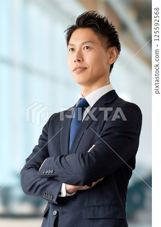 雙臂交叉微笑的男性商人 125592568