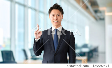 一位男性商人用食指引導你 125592571