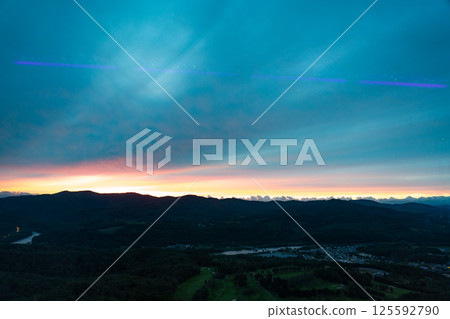 黃昏時分的城鎮與山脈景觀 125592790