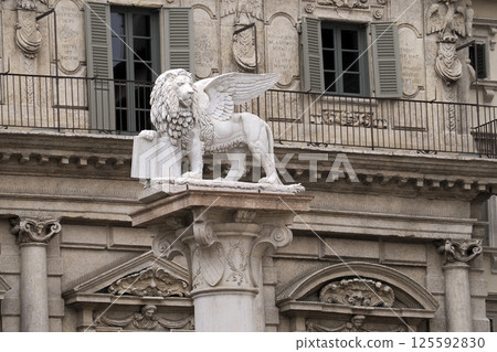 verona piazza delle erbe place sqaure italy 125592830