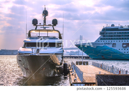 兩艘豪華遊輪停靠在日本橫濱市。可觀賞挪威精神號、伊莉莎白女王號等。 125593686