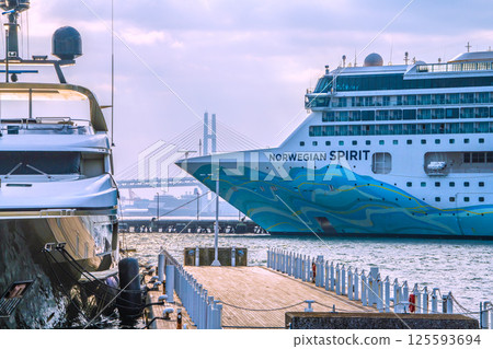 兩艘豪華遊輪停靠在日本橫濱市。可觀賞挪威精神號、伊莉莎白女王號等。 兩艘豪華遊輪停靠在日本橫濱市。可觀賞挪威精神號、伊莉莎白女王號等。 125593694