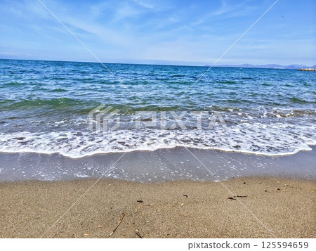 Waves to beat on the sandy beach 125594659