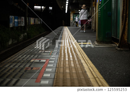 Night platform 125595253