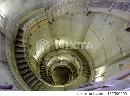 白丸水壩內的混凝土螺旋樓梯－工業風與幾何美感 125596993