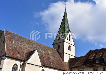 Timber-framed buildings and church steeples in Blaubeuren (Germany) 125597124