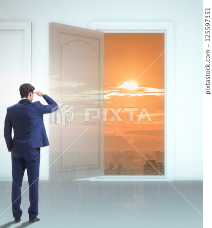 Businessman facing many business opportunities 125597351