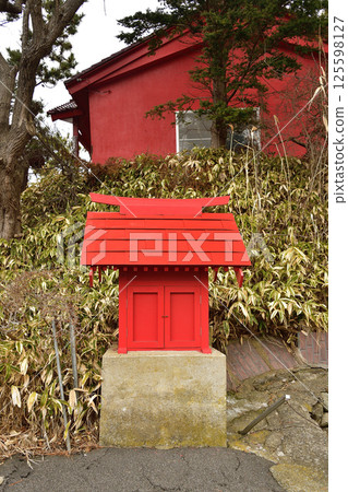 Photographing the scenery of Takekoma Inari Daimyojin Shrine in spring in Hakodate, Hokkaido 125598127