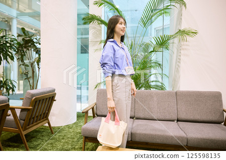 Woman eating lunch in the office 125598135