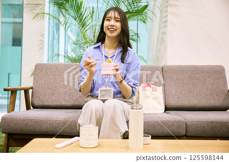 女人在辦公室吃午餐 125598144