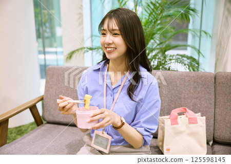 女人在辦公室吃午餐 125598145