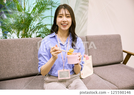 女人在辦公室吃午餐 125598146