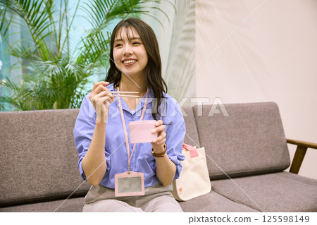 女人在辦公室吃午餐 125598149