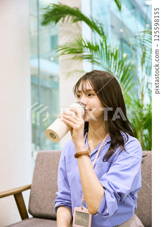 女人在辦公室吃午餐 125598155