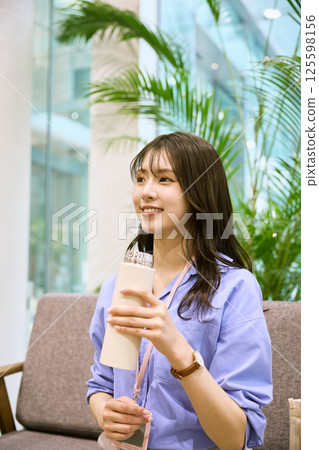 Woman eating lunch in the office 125598156