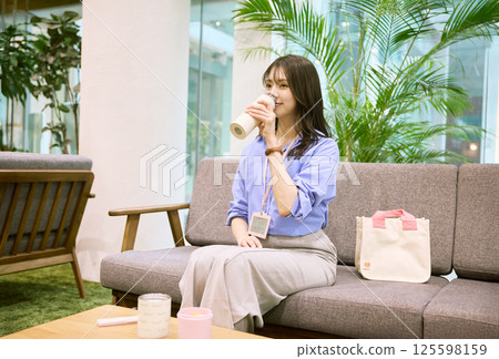 女人在辦公室吃午餐 125598159