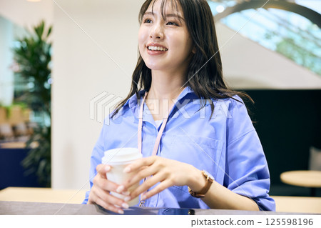 一位女士在共享辦公室的茶水間休息 125598196