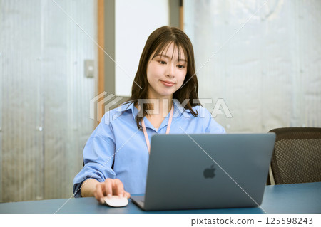 Woman having a meeting in the conference room 125598243