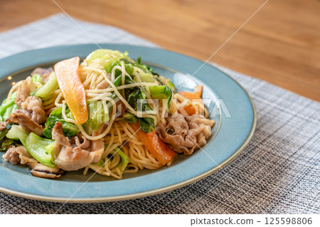 蔬菜滿滿的日式炒麵午餐 125598806