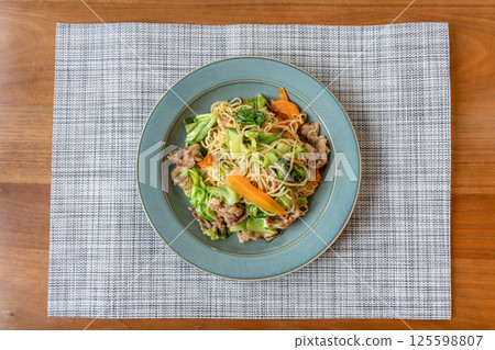 蔬菜滿滿的日式炒麵午餐 125598807