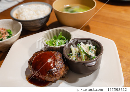 日式家常菜,包括手工漢堡牛排 日式家常菜,包括手工漢堡牛排 125598812