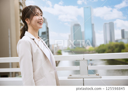 一名女子在天橋上行走 125598845