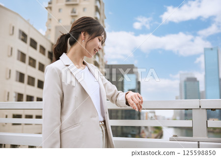 一名女子在天橋上行走 125598850