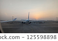 日落照亮的飛機 日落照亮的飛機 125598898