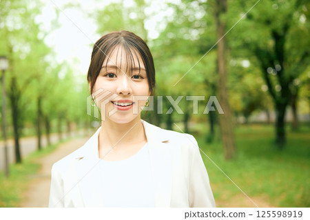 一個女人在公園散步 125598919